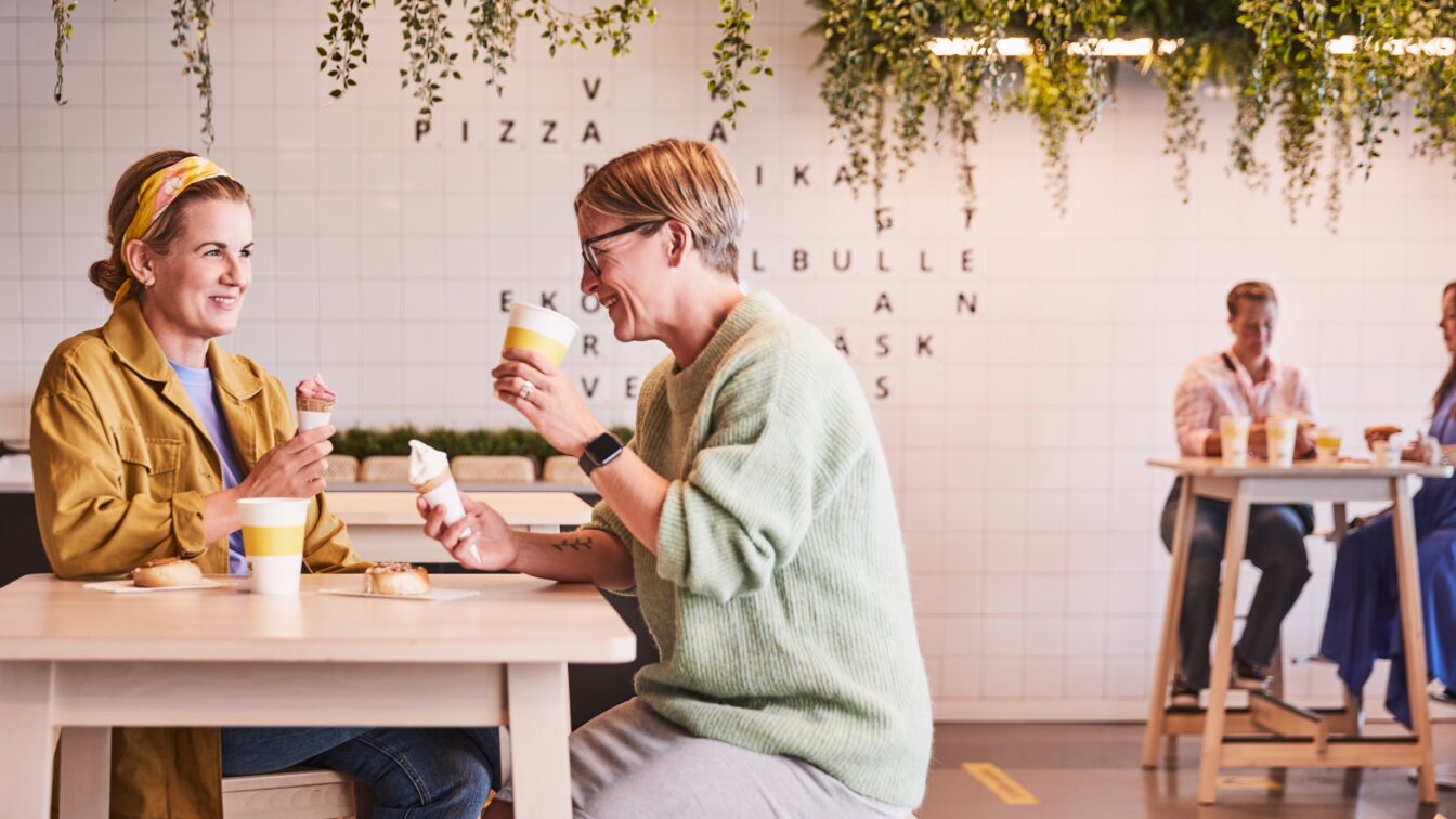 Menschen sitzen und essen im Schweden Bistro bei Ikea