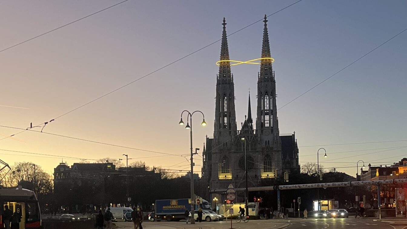 Blick auf die Votivkirche bei Sonnenuntergang in Wien