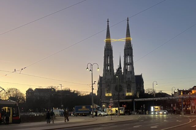 Blick auf die Votivkirche bei Sonnenuntergang in Wien