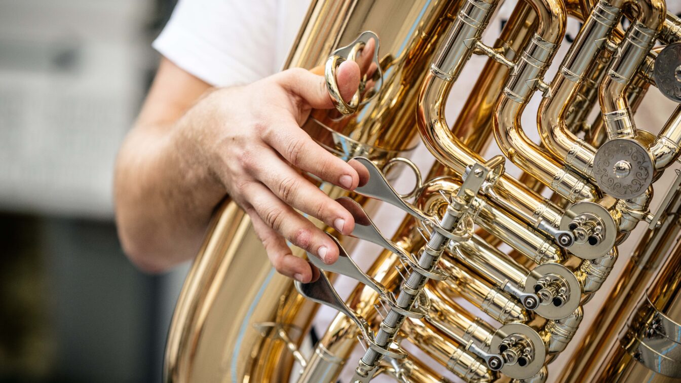 ein Musiker spielt Tuba