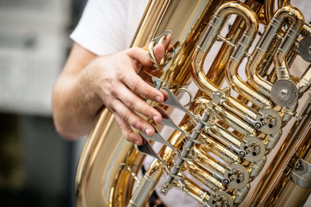 ein Musiker spielt Tuba