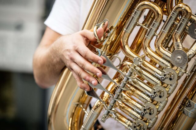 ein Musiker spielt Tuba
