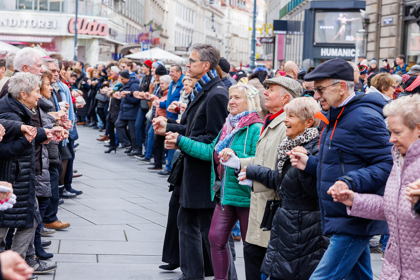 Menschen tanzen bei der ersten Quadrille der Wiener Ballsaison am Graben im 1. Bezirk