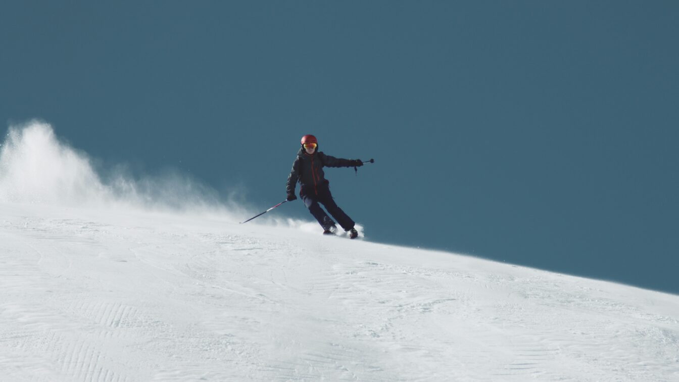 Ski Fahrer auf einer Piste