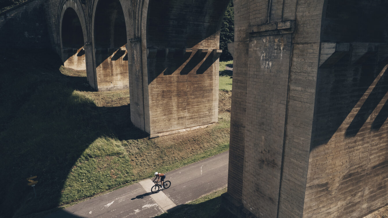 ein Radfahrer durchquert ein Aquädukt am Semmering in Niederösterreich
