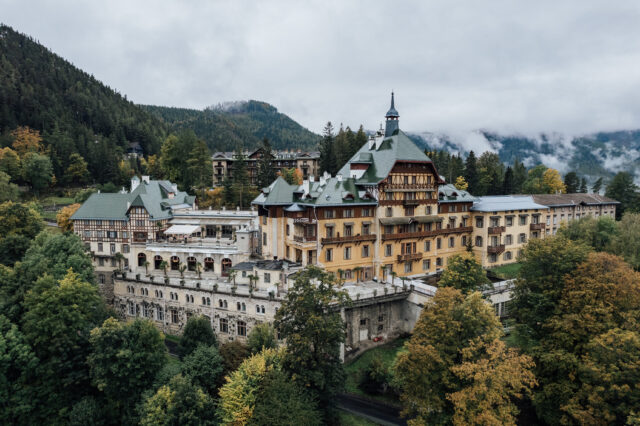 Blick auf das Südbahnhotel am Semmering in Niederösterreich
