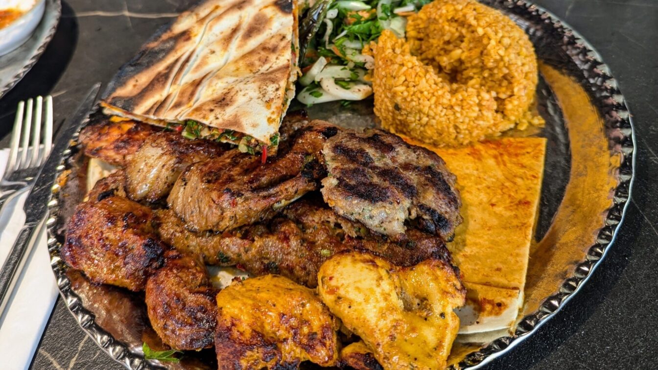 gemischter Grillteller mit Beilagen im Restaurant Sini in Wien