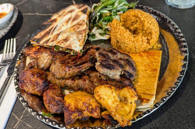 gemischter Grillteller mit Beilagen im Restaurant Sini in Wien