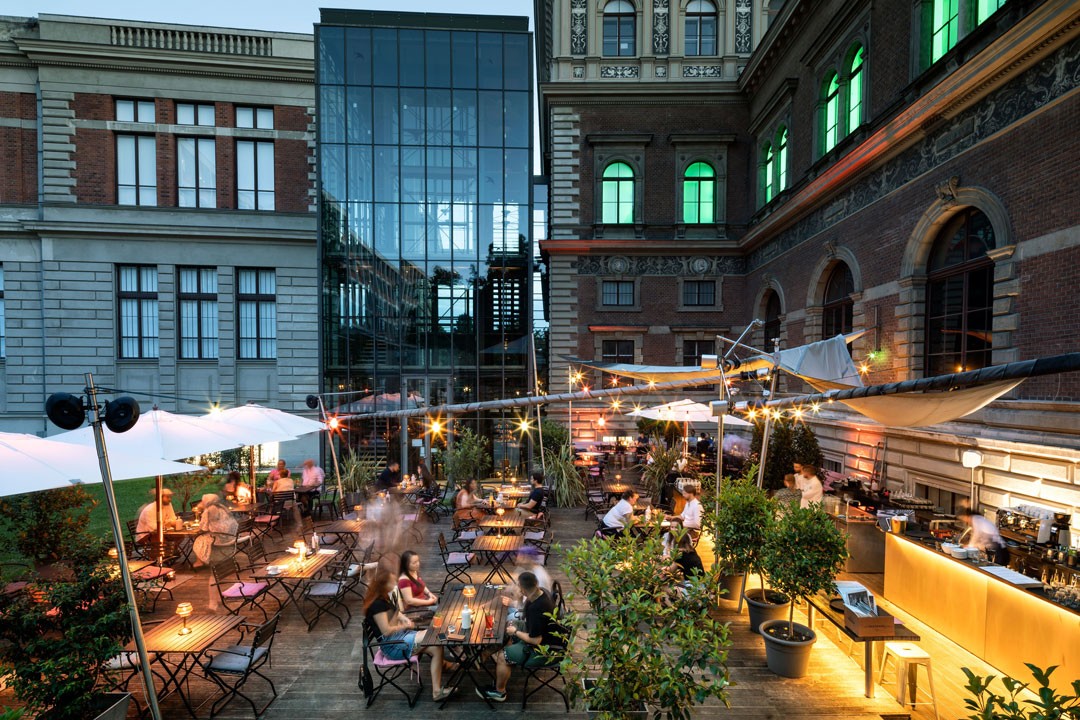 der Gastgarten vom Restaurant Salonplafond im 1. Bezirk in Wien beleuchtet und bei Abendstimmung