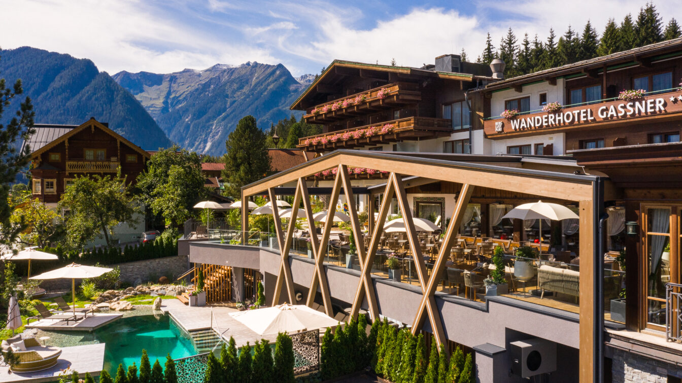 Blick auf das Wanderhotel Hotel Gassner im Sommer