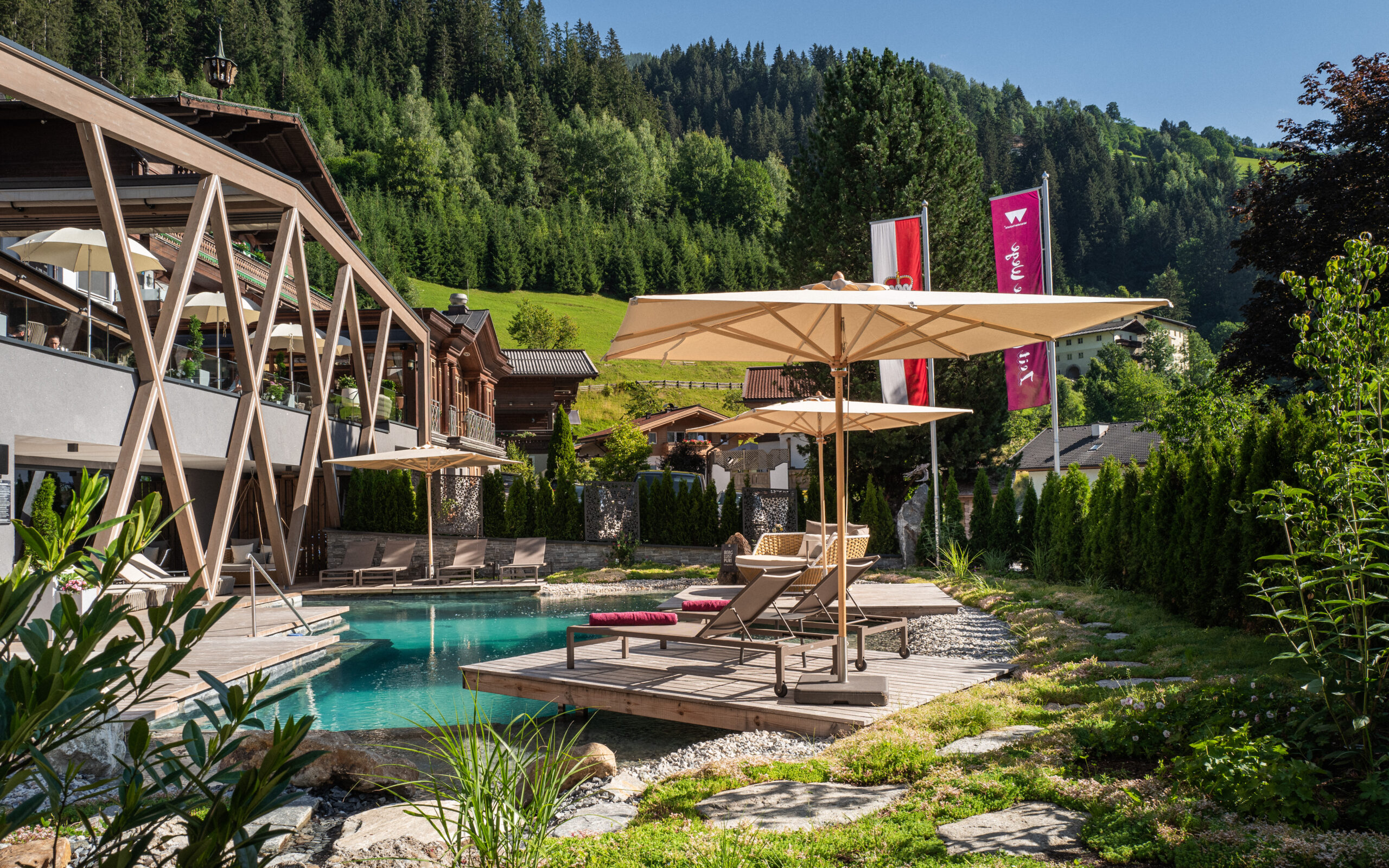 Blick auf das Außenpool vom Hotel Gassner.