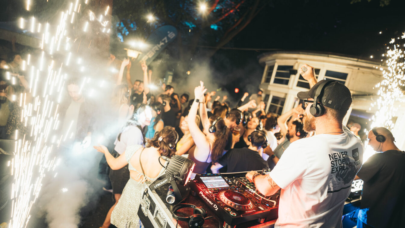 Menschen feiern bei der Silent Disco