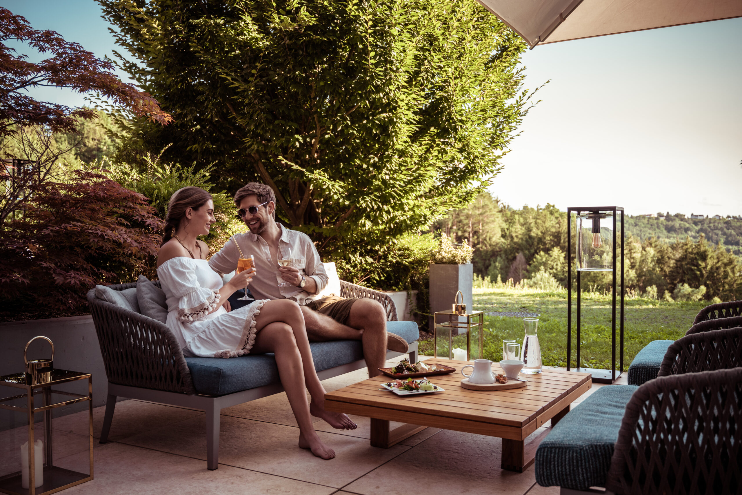 Ein Pärchen genießt Wein und Snacks beim Weinfrühling im Falkensteiner Balance Resort Stegersbach.