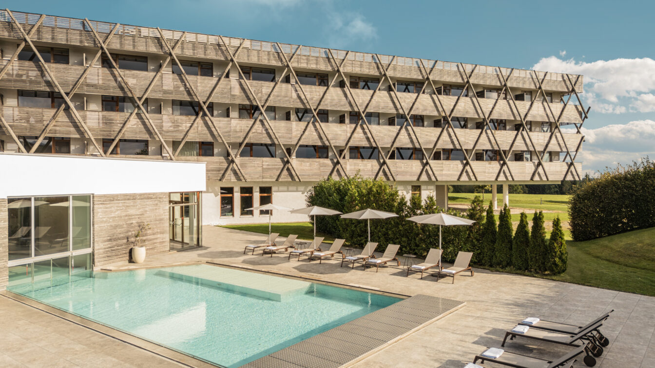 Blick auf Pool und Hotelanlage vom Falkensteiner Hotel Bad Leonfelden