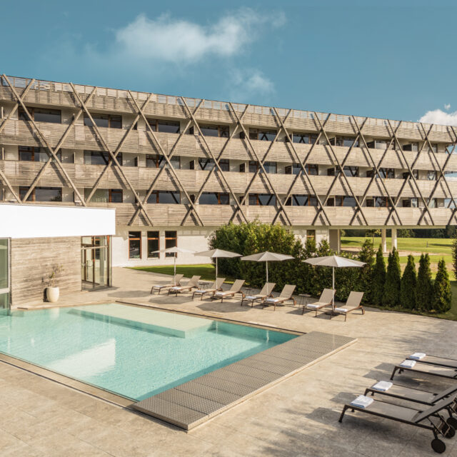 Blick auf Pool und Hotelanlage vom Falkensteiner Hotel Bad Leonfelden