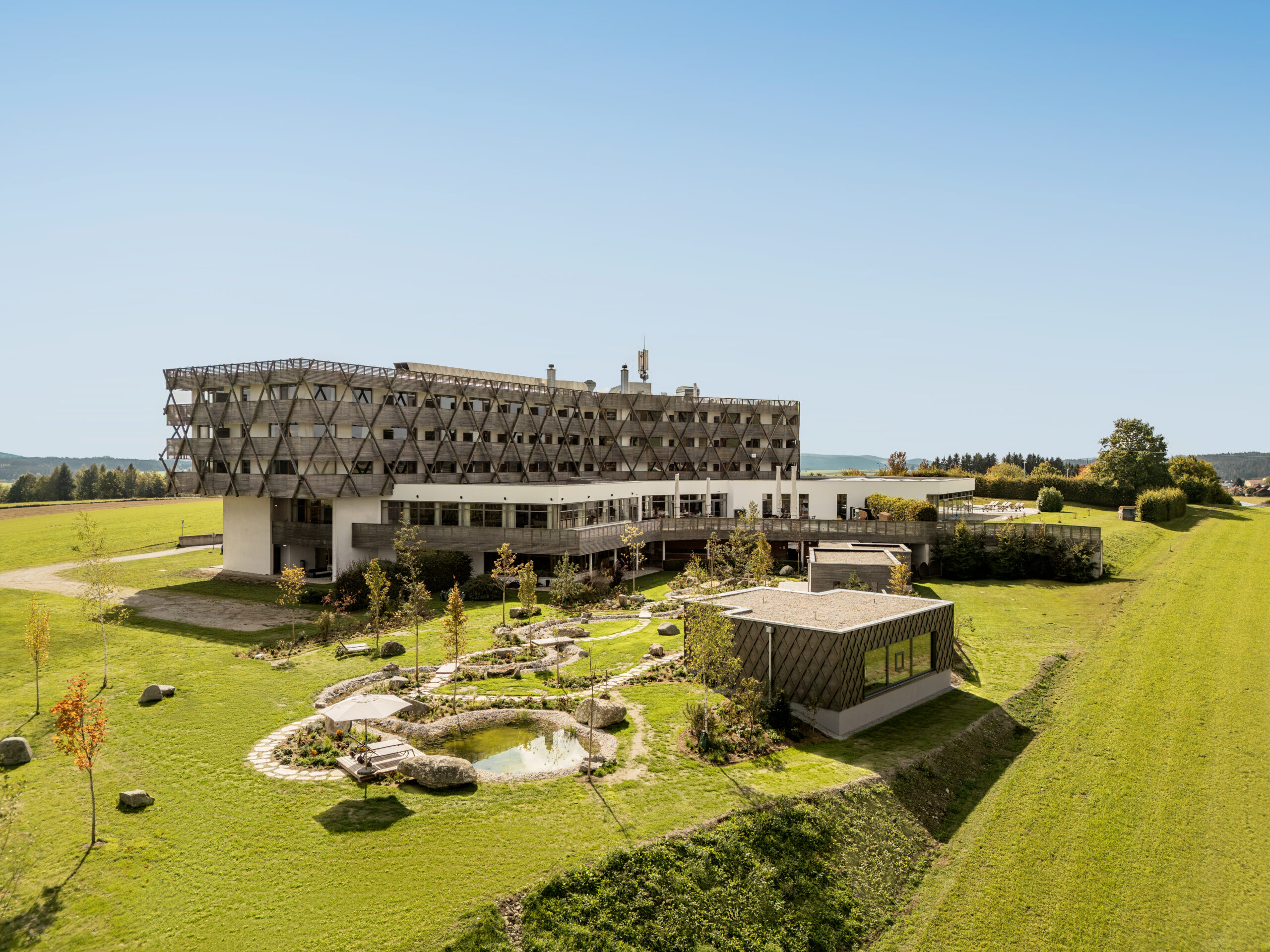 Blick auf die Hotelanlage vom Falkensteiner Hotel Bad Leonfelden im Sommer