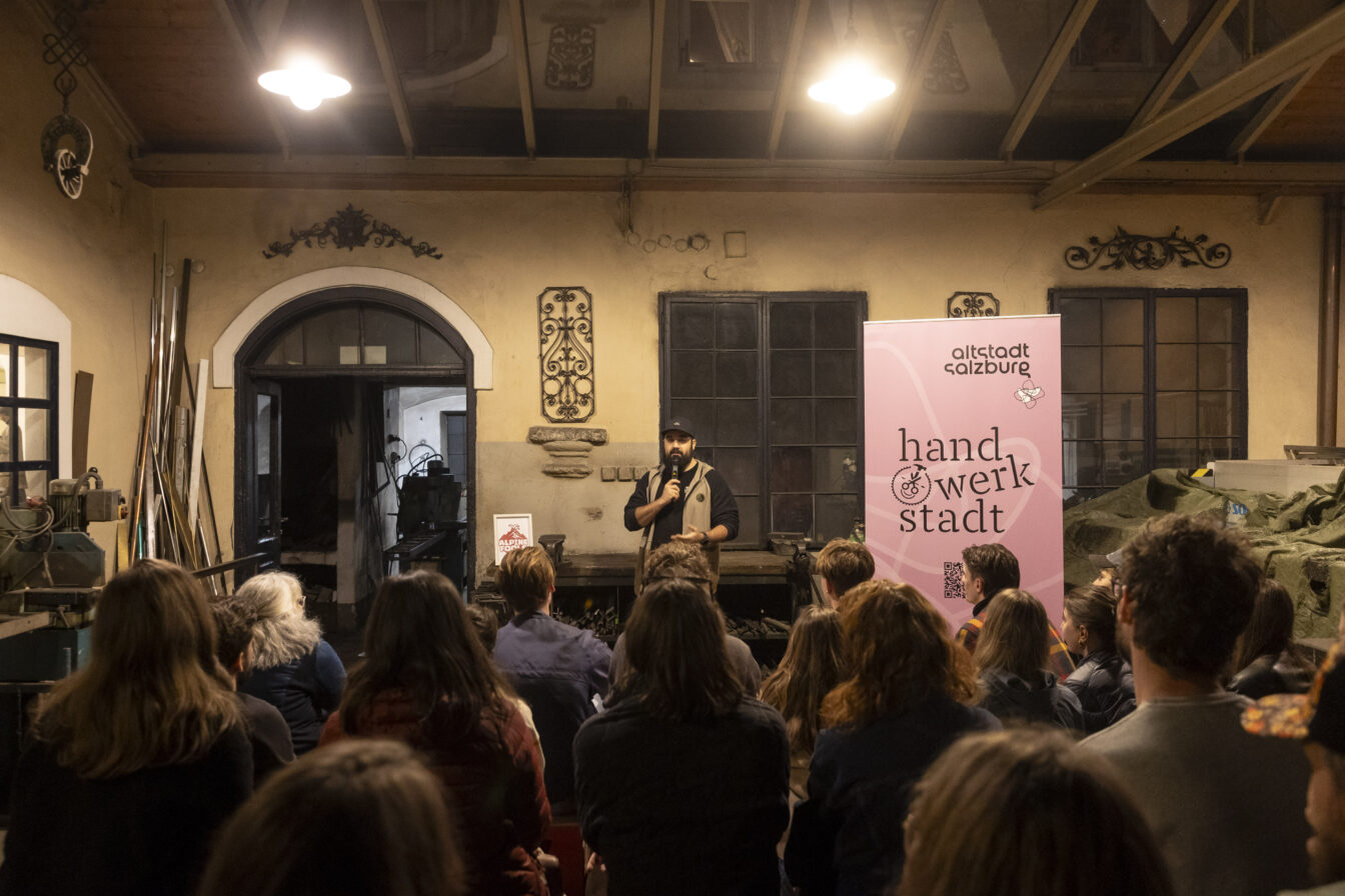 Zur Bühne für Stand - Up Comedy der „Alpine Fools“ zwischen Amboss und Schraubstock wird die kultige Schmiede der Schlosserei Wieber in der Getreidegasse, wenn es heißt: Handwerk trifft Mundwerk!