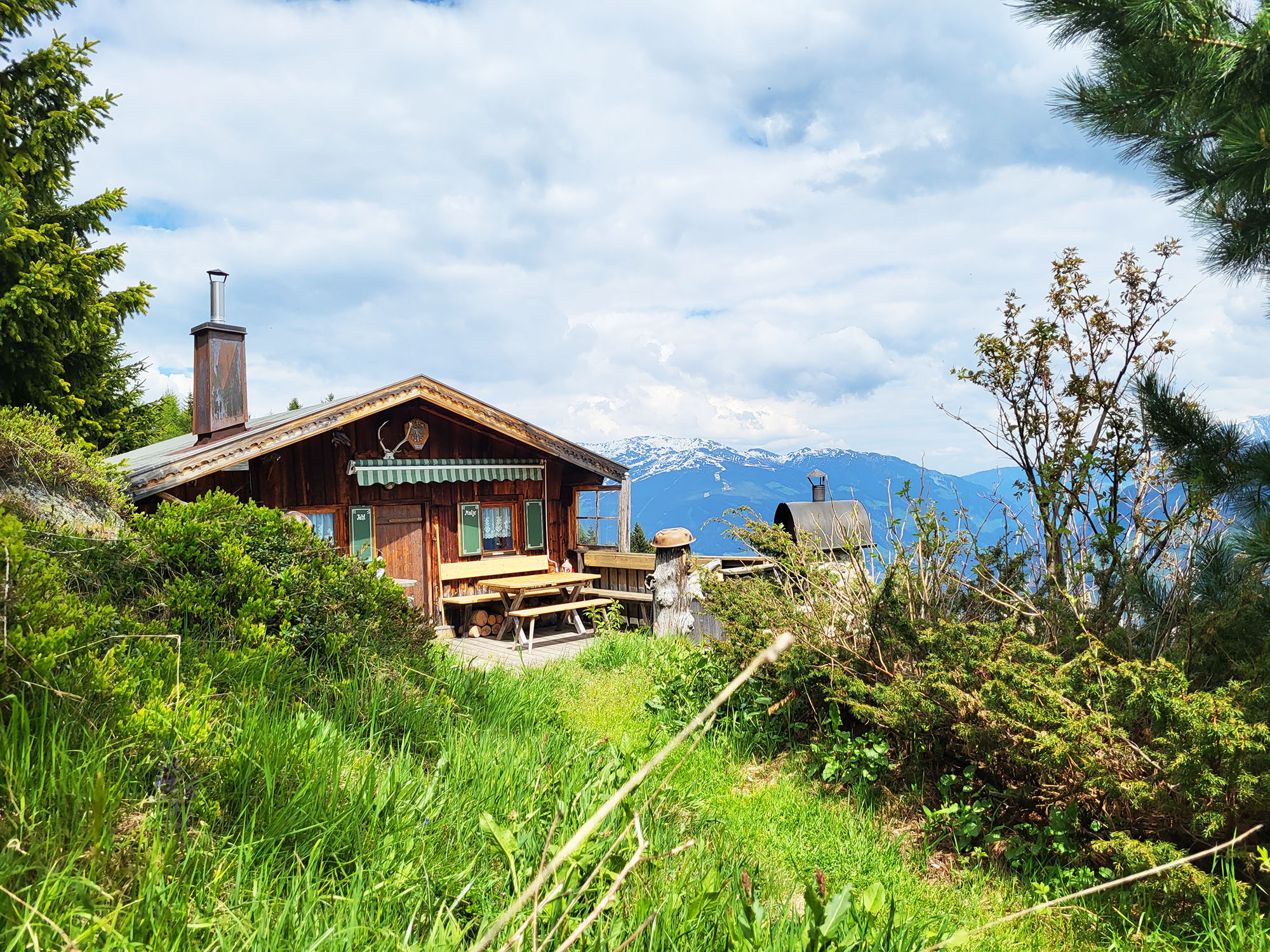 Eine Almliesl Berghütte im Sommer
