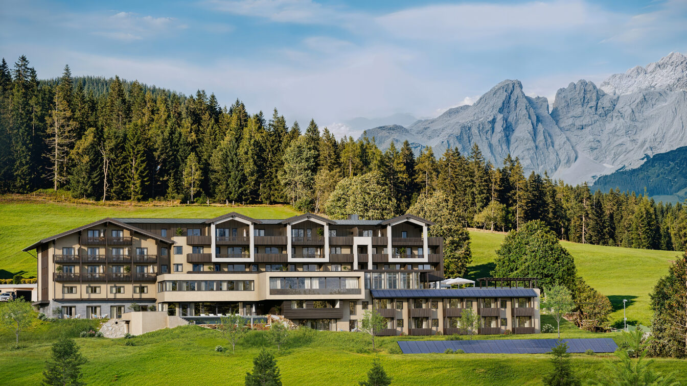 Blick auf das Hotel Neubergerhof im Salzburger Filzmoos.