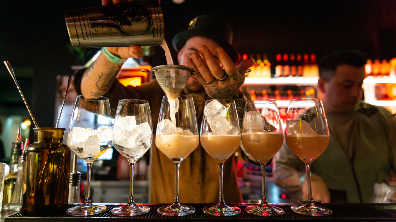 Drinks im Volksgarten Club beim APERITIVO SPRING.