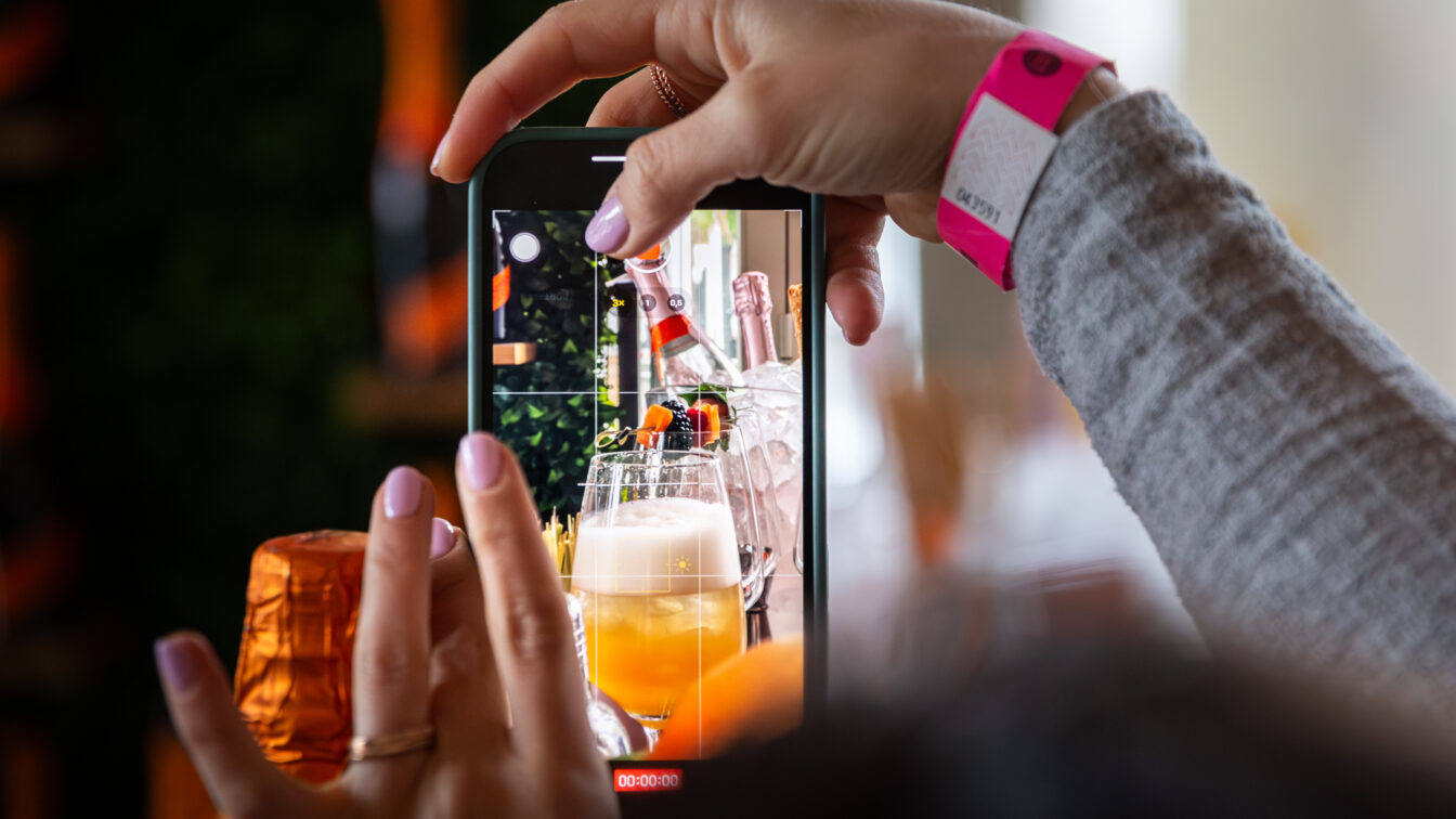 Drink im Club Volksgarten wird fotografiert beim APERITIVO SPRING.