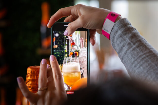 Drink im Club Volksgarten wird fotografiert beim APERITIVO SPRING.