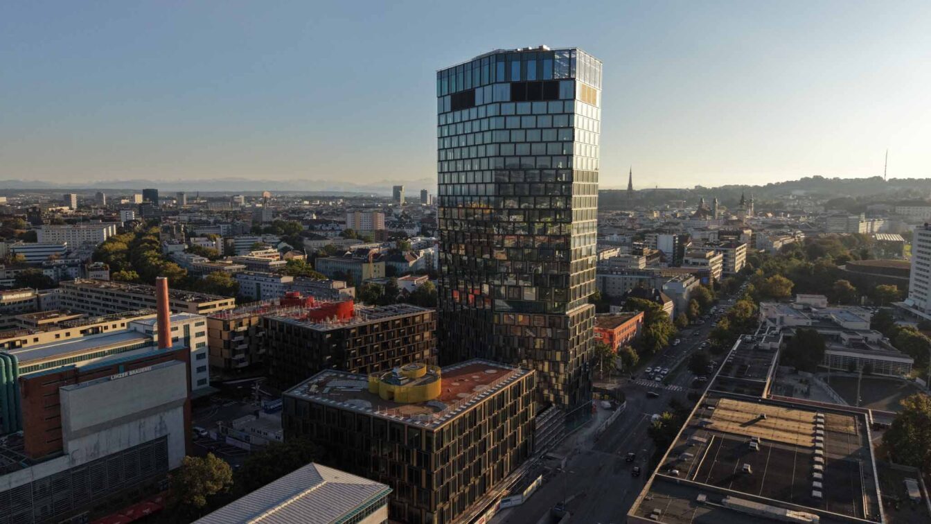 Blick von außen auf das ARCOTEL Tabakfabrik und die Stadt Linz.