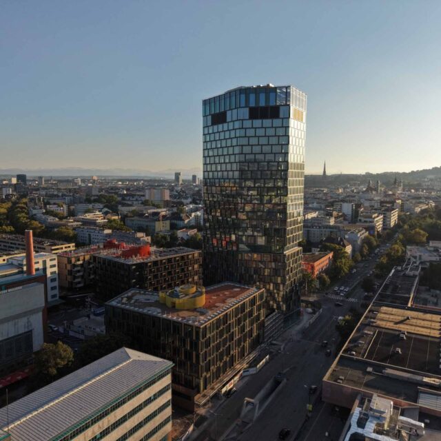Blick von außen auf das ARCOTEL Tabakfabrik und die Stadt Linz.