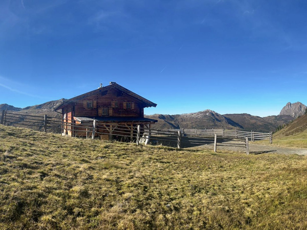 Eine Almliesl Berghütte von außen im Sommer.