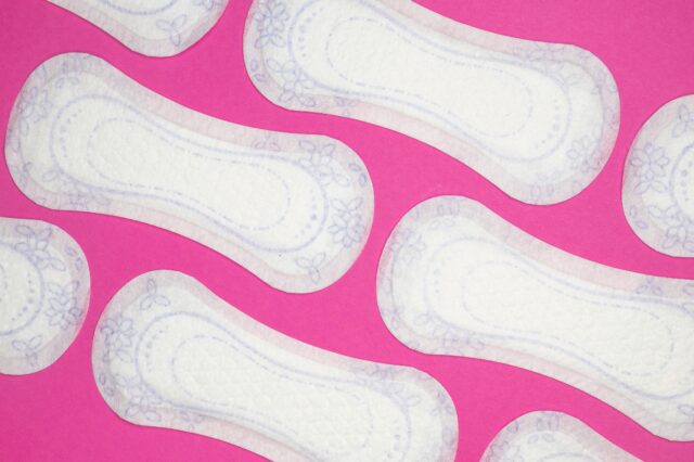 Binden auf rosa Hintergrund