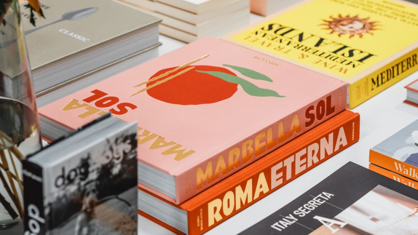 Buchhandlung mit gestapelten Büchern