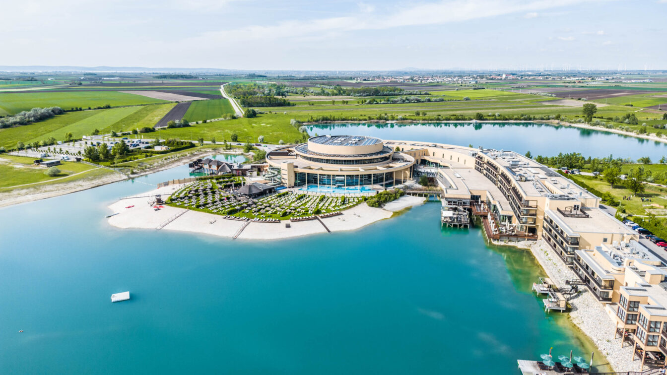 Blick auf die St. Martins Therme und Lodge im Sommer.