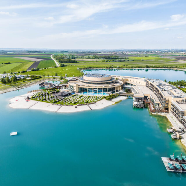 Blick auf die St. Martins Therme und Lodge im Sommer.