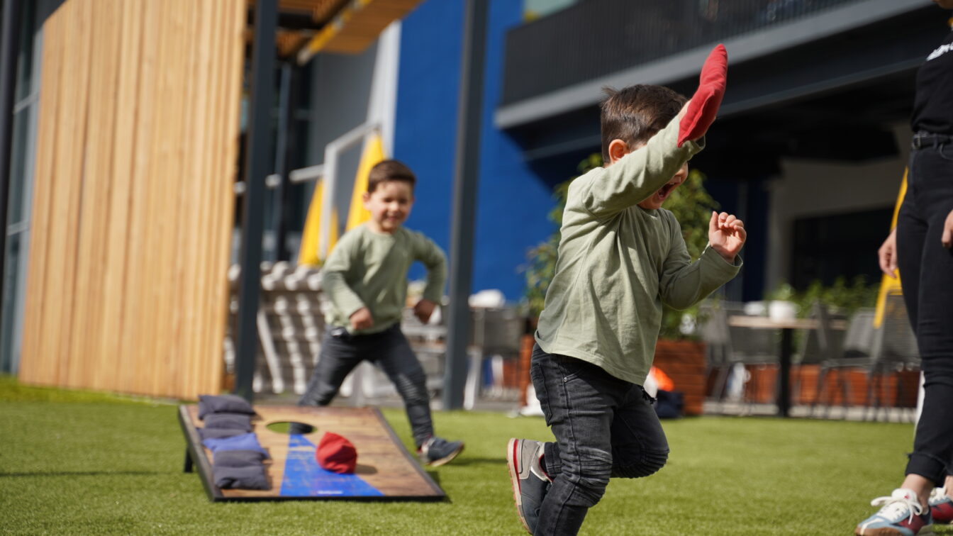 Kinder spielen bei Topgolf