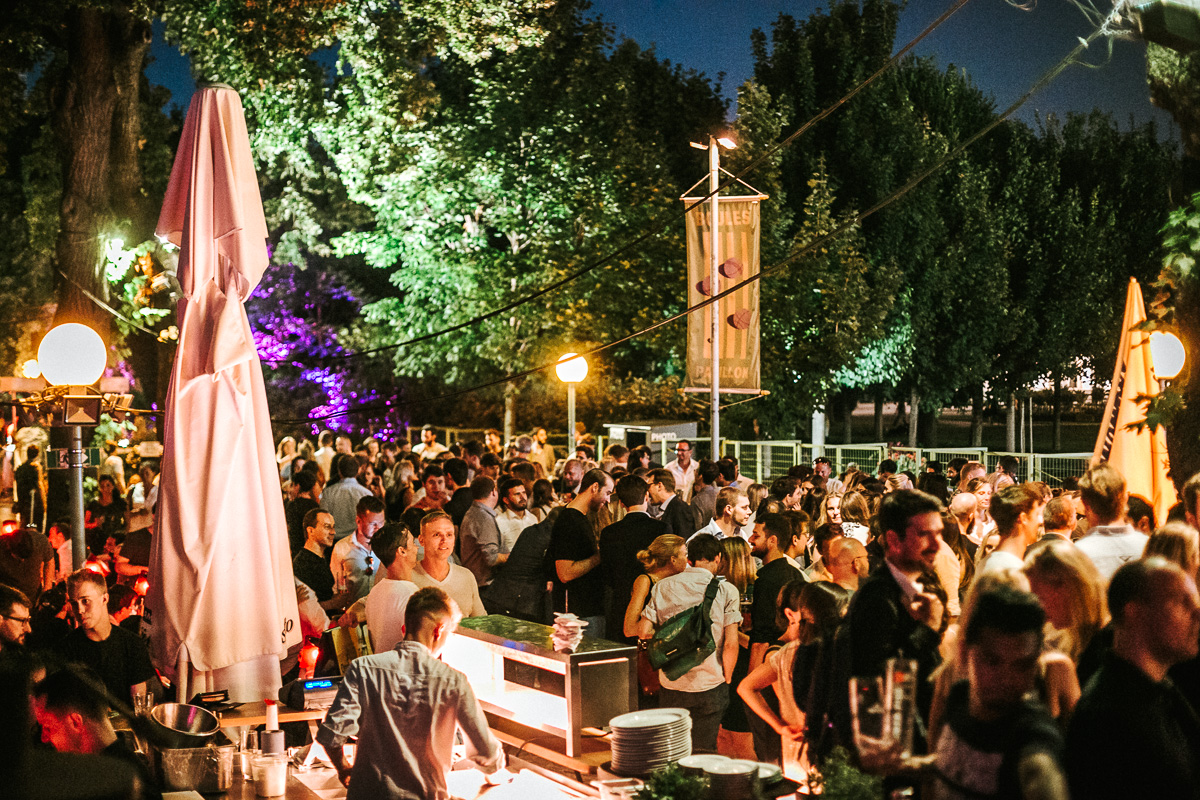 Das Techno Cafe im Volksgarten Pavillon Wien lädt jeden Dienstagabend zum Afterwork zu Techno-Musik.