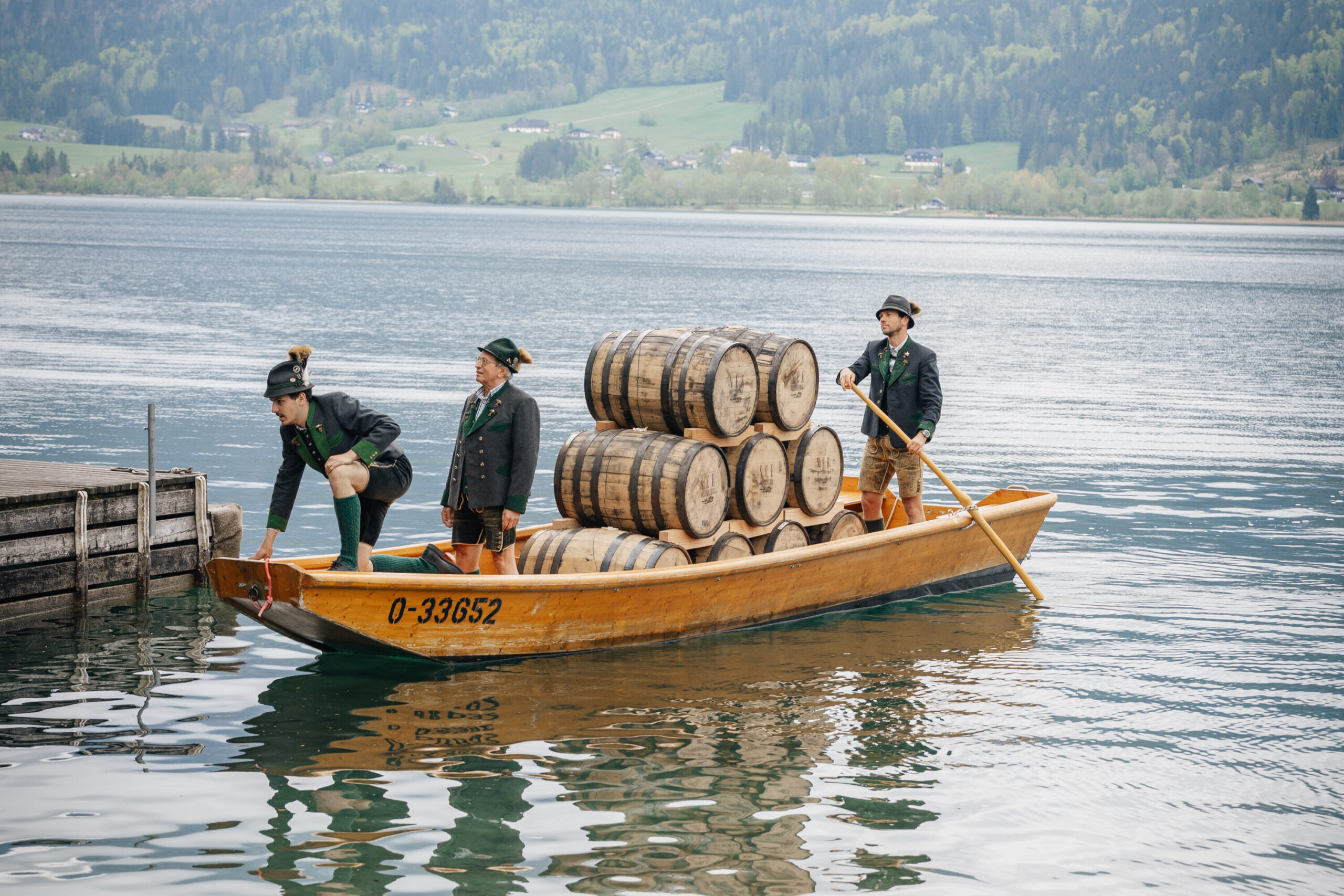Fässer werden auf einem Traunerl zum Uferplatz in St. Wolfgang gebracht.