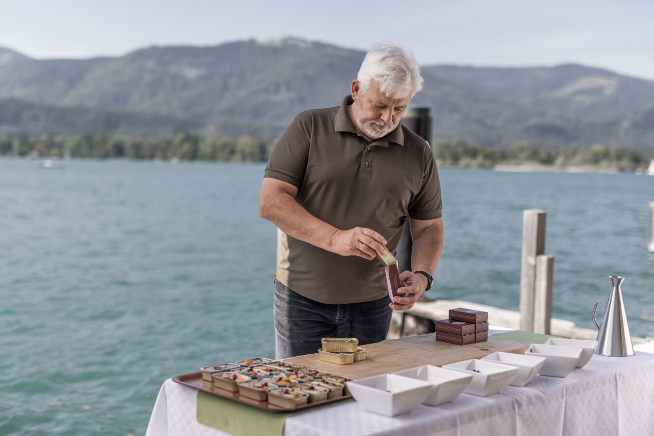 Nikolaus Höplinger von der Fischerei Höplinger beim Verpacken von Fisch am Wolfgangsee im Salzkammergut.