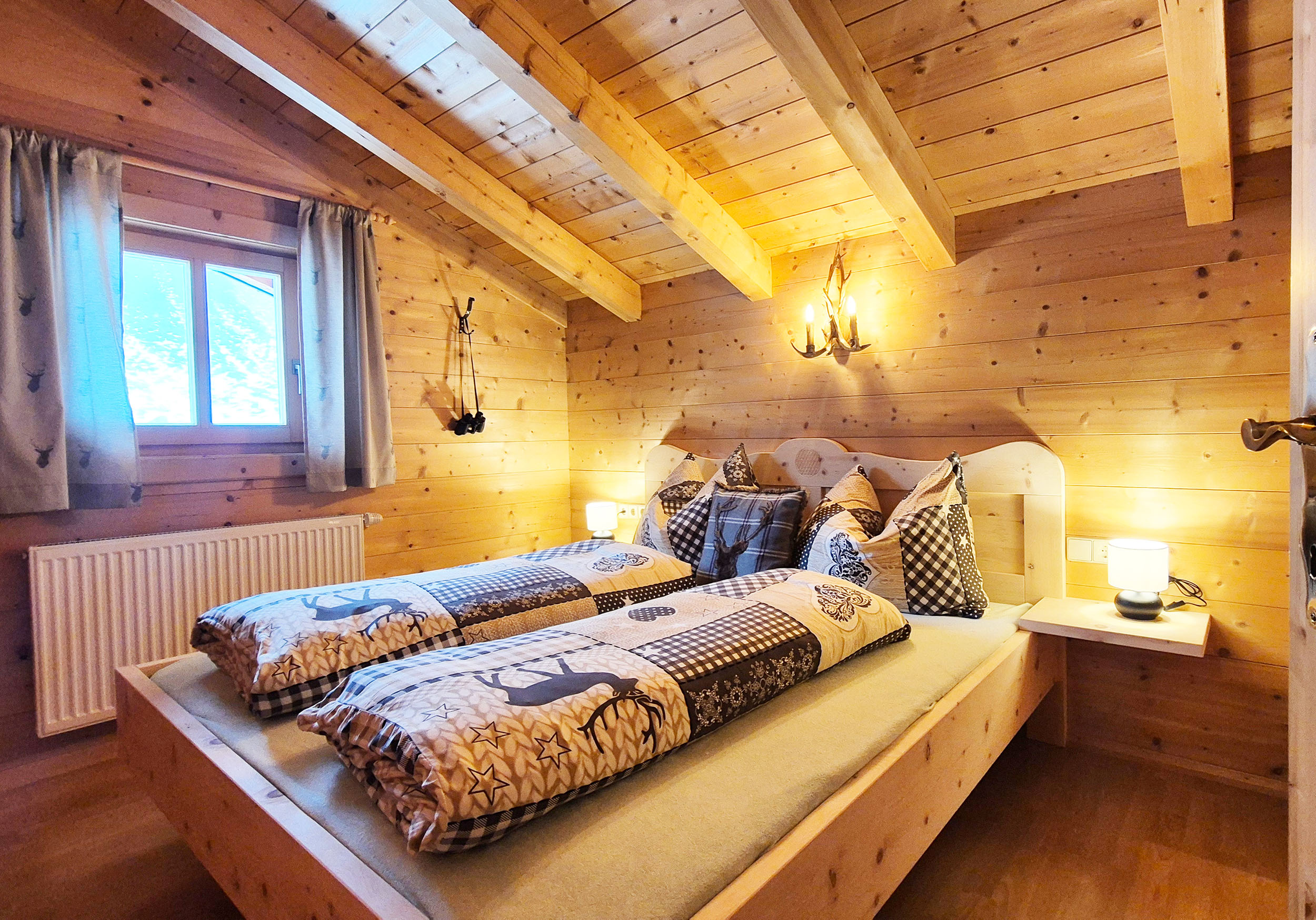 Gemütliches Schlafzimmer in einer Almliesl Berghütte