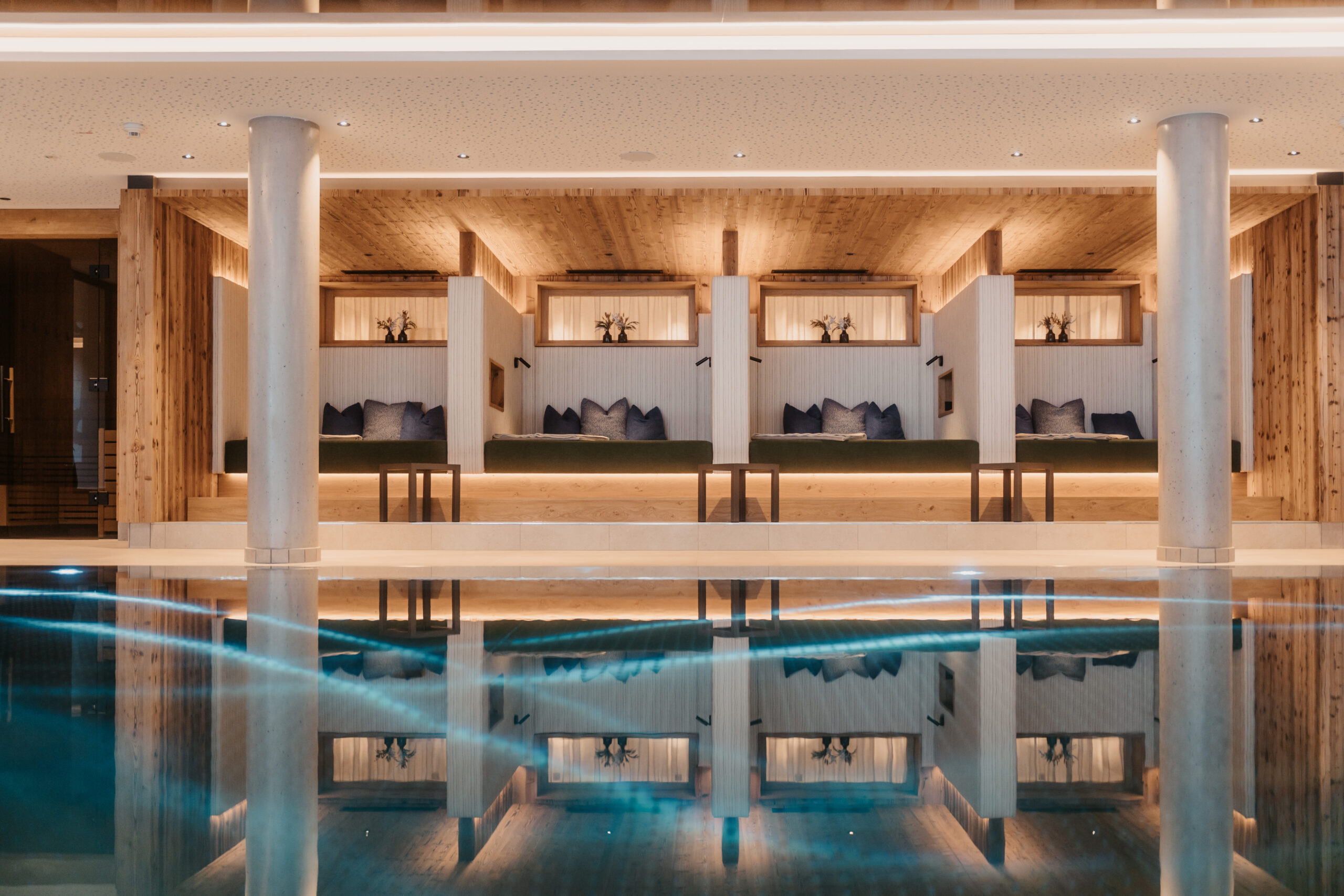 Blick auf Indoor-Pool und Ruhebereich im Hotel Neubergerhof.