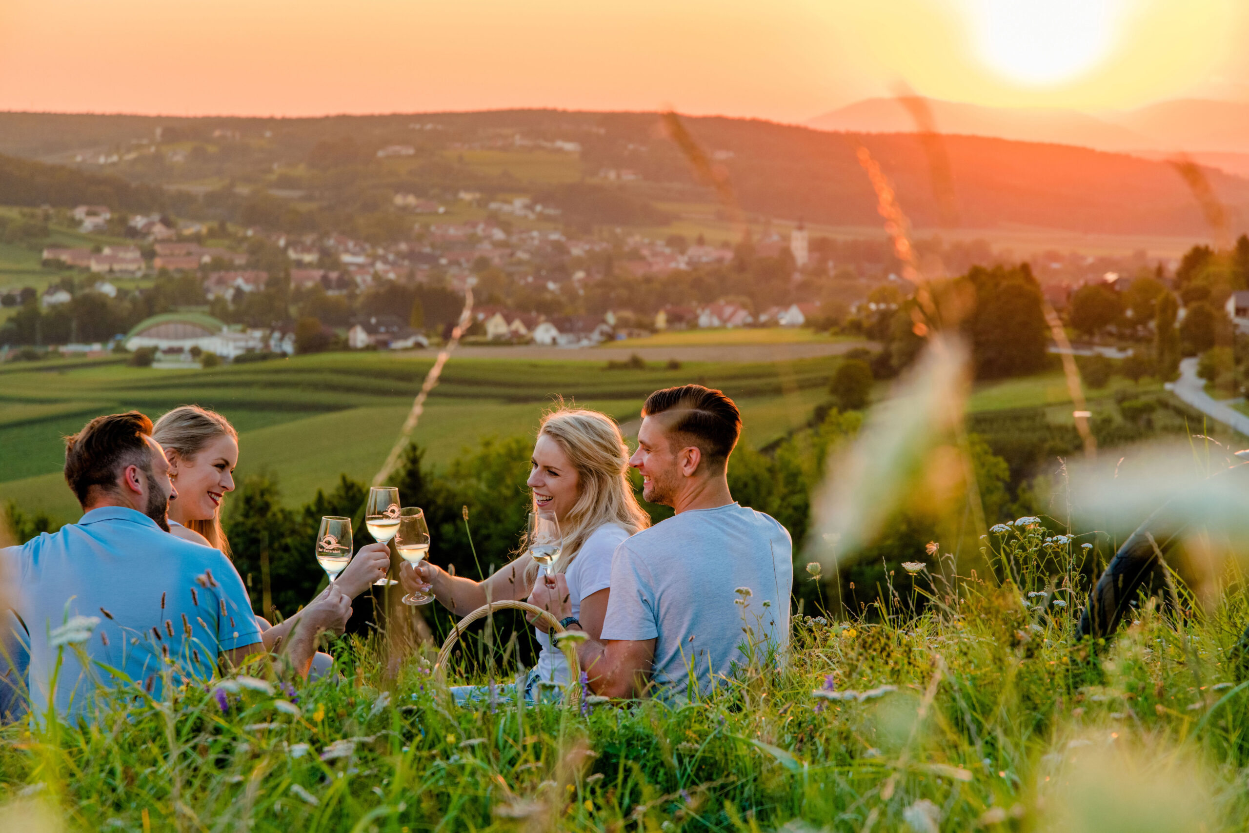 mit Wein anstoßen (c) Thermen- & Vulkanland | Mias Photoart