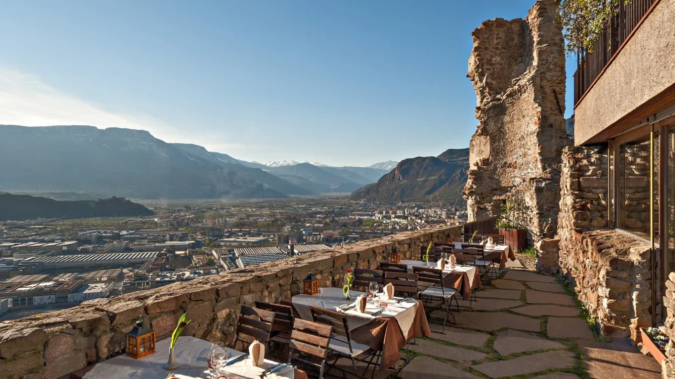 Das Castel Haselburg bietet neben einer spektakulären Küche auch einen atemberaubenden Blick auf Bozen. (c) Castel Haselburg