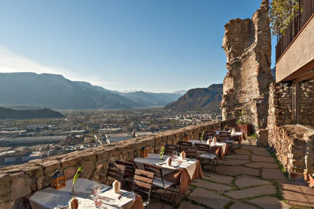 Das Castel Haselburg bietet neben einer spektakulären Küche auch einen atemberaubenden Blick auf Bozen. (c) Castel Haselburg