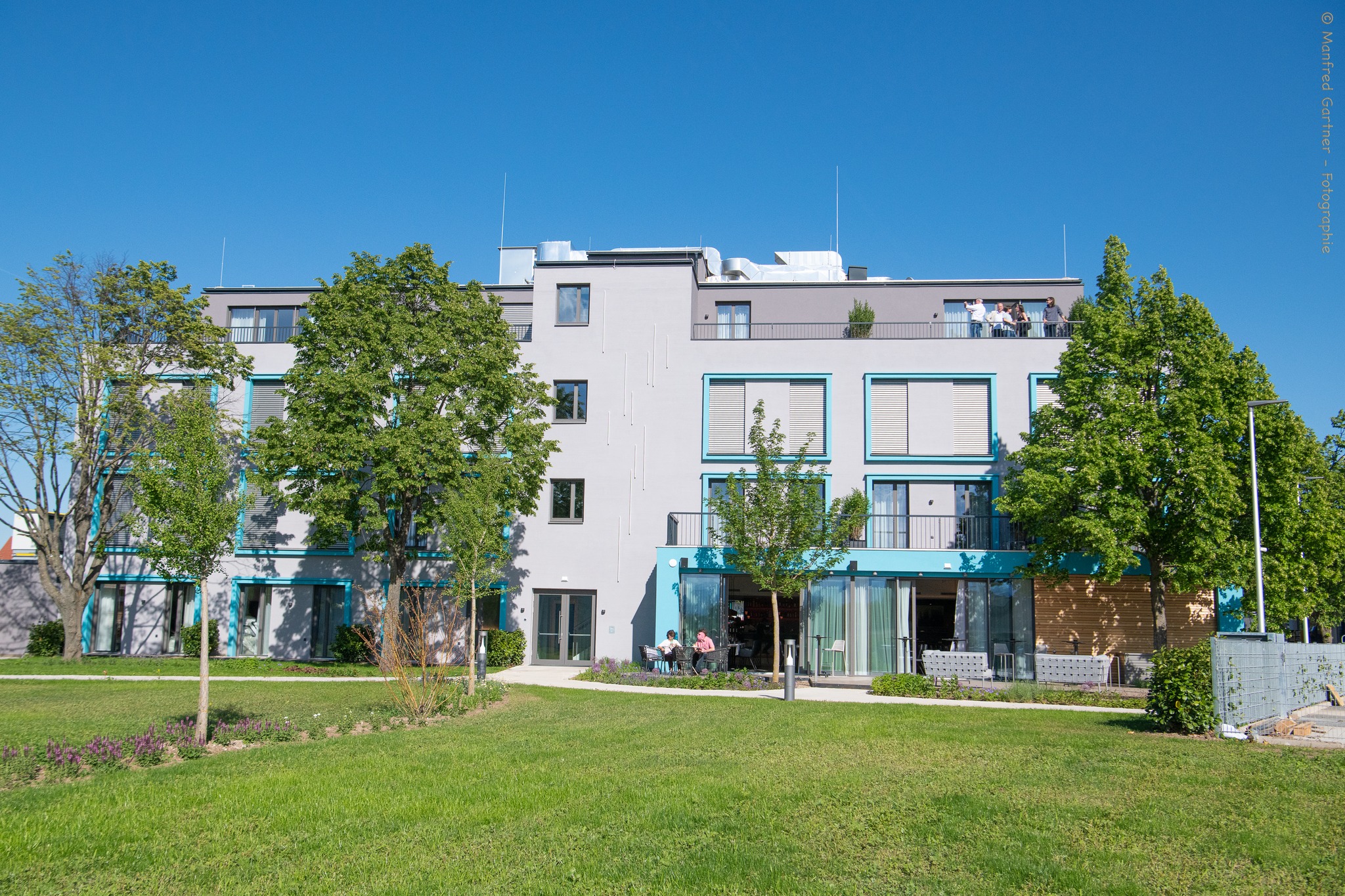 Die Vorderansicht des Hotel leParc in Wiener Neustadt im Sommer.