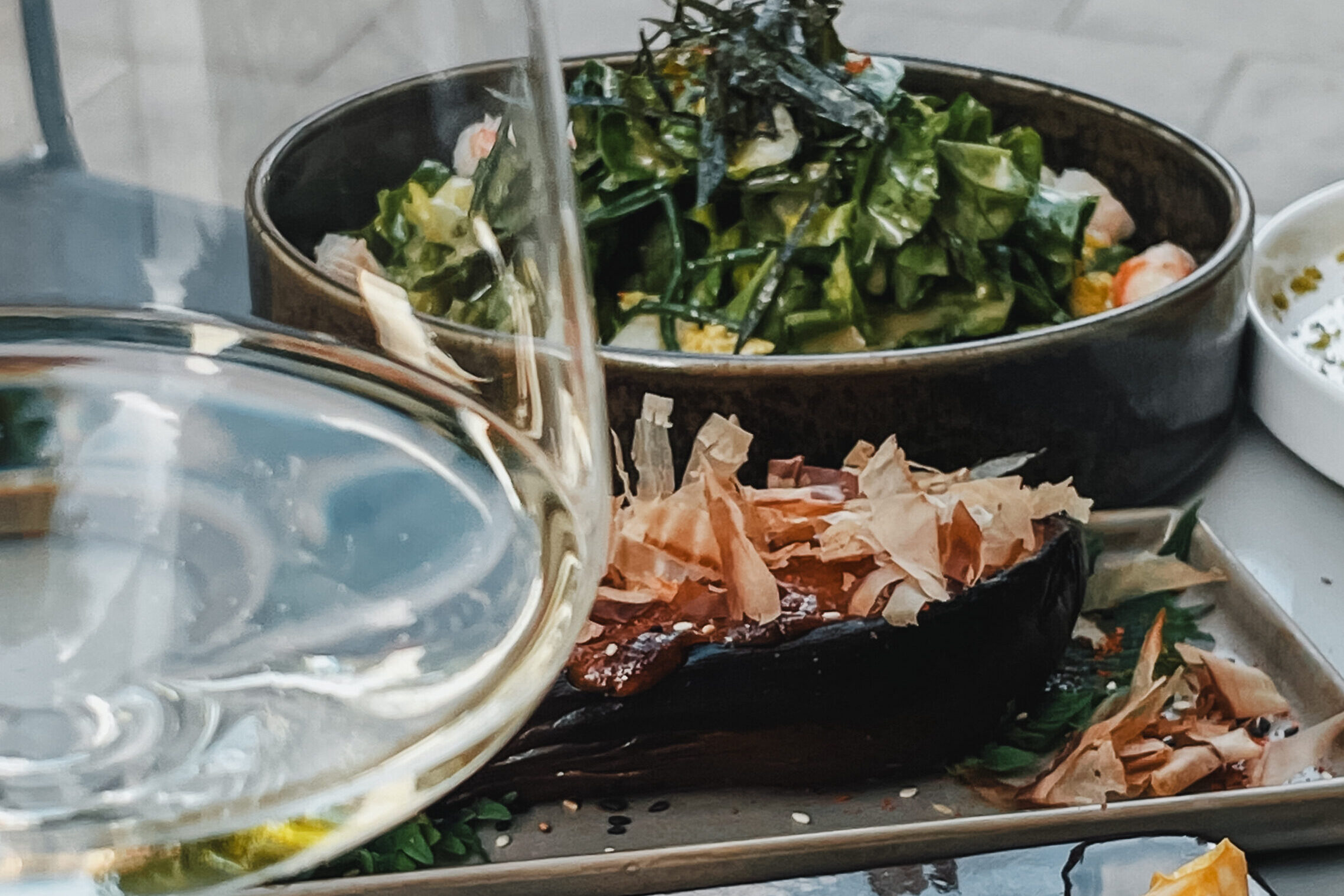 Ein voller Tisch im AVIN im Glockenbachviertel