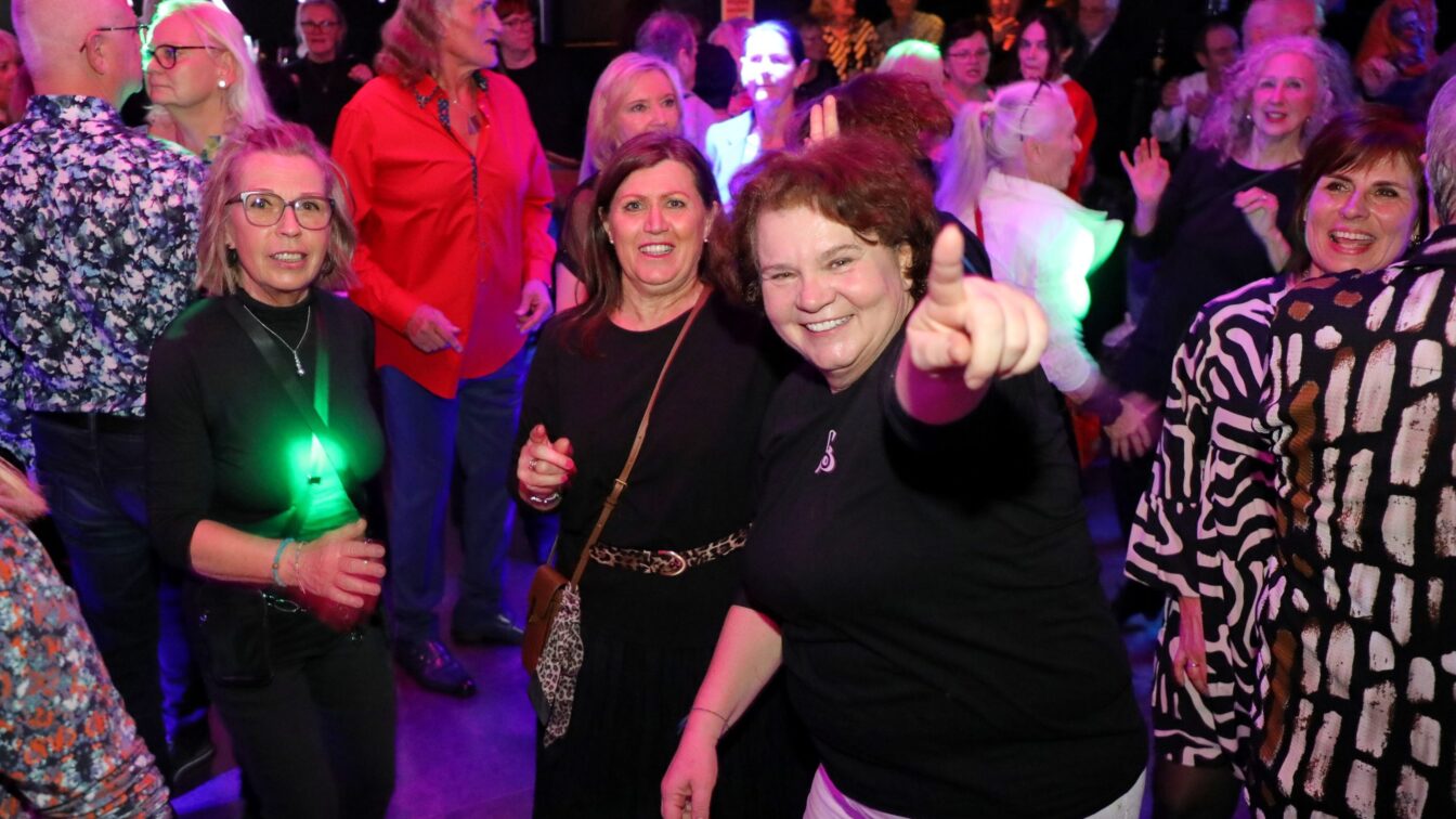 ältere Menschen feiern beim Generationen-Clubbing Klub66 im U4 in Wien