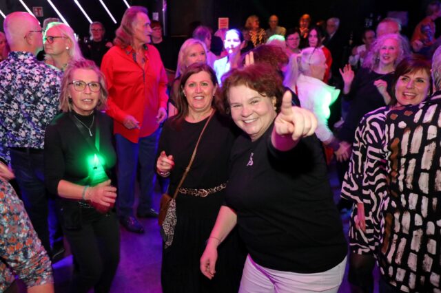 ältere Menschen feiern beim Generationen-Clubbing Klub66 im U4 in Wien