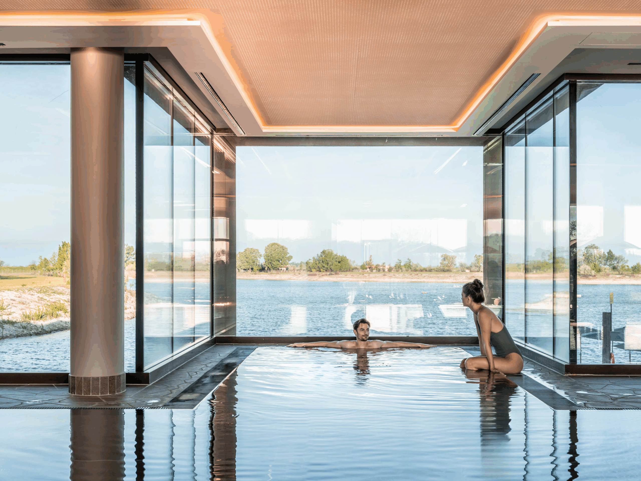 Zwei Personen planschen im Pool des Lodge See-Spa in der St. Martins Therme & Lodge