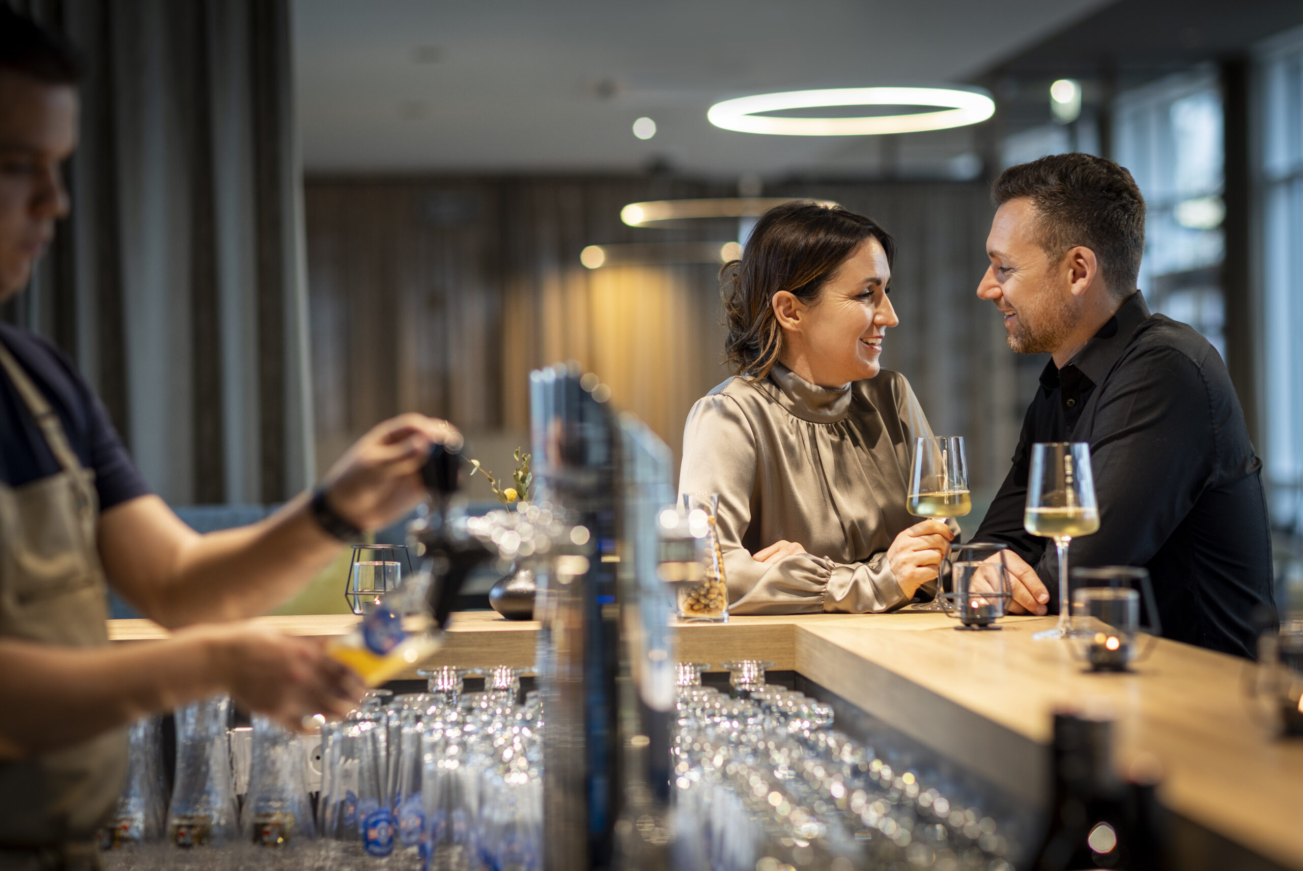 Mann und Frau an Theke mit Wein