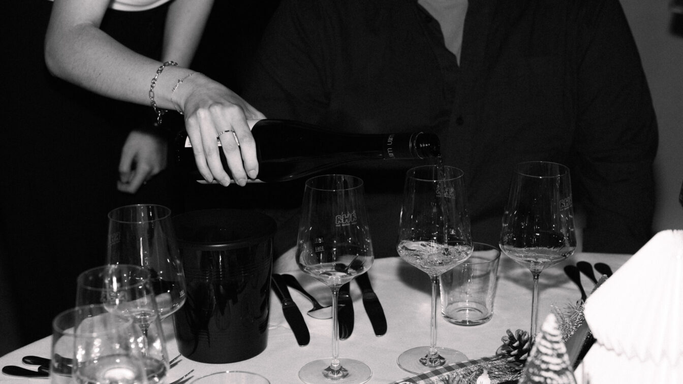 Bild mit Wein am Tisch