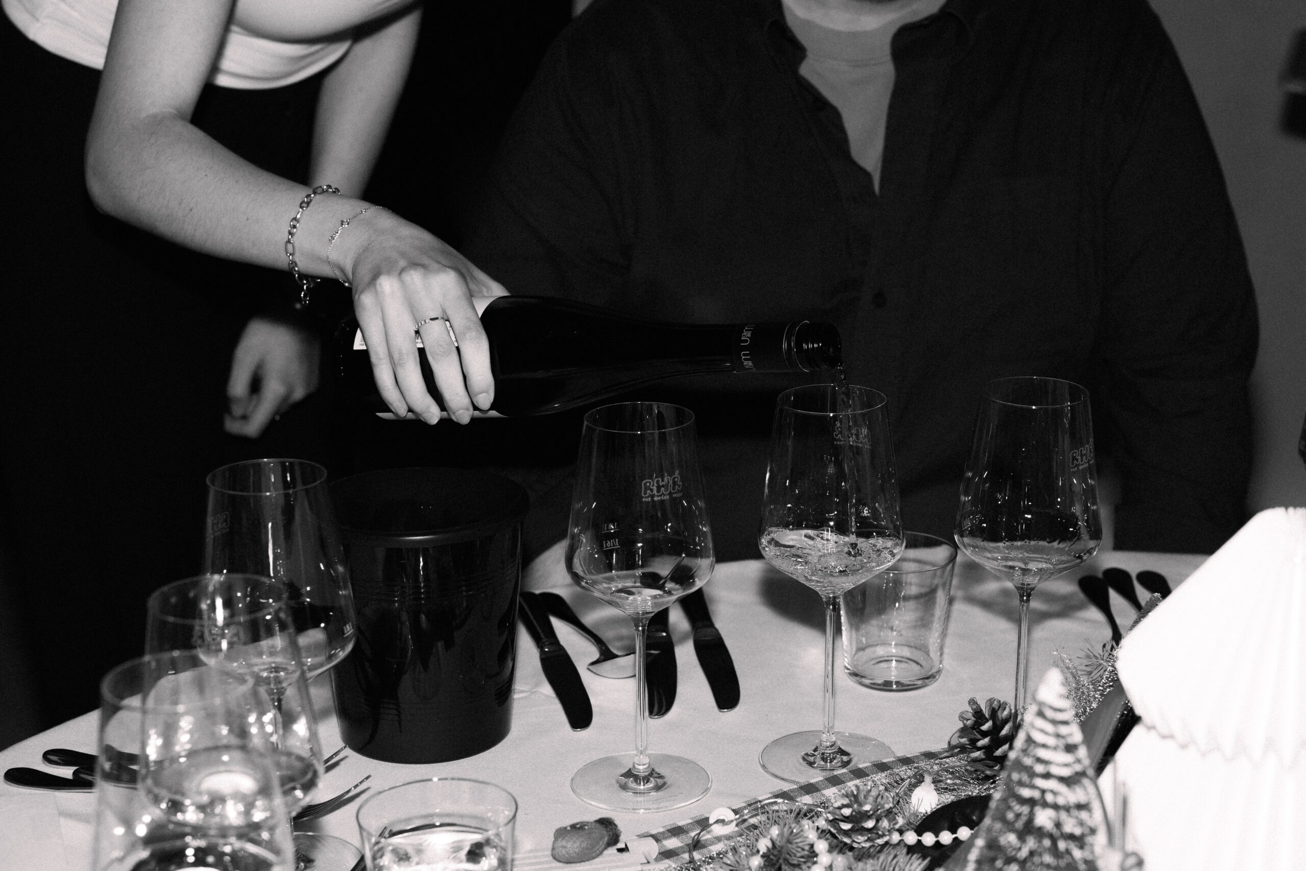 Bild mit Wein am Tisch